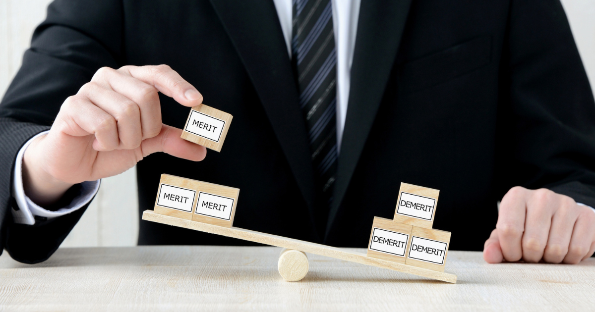 外注と内製化のメリット・デメリットを検討する様子