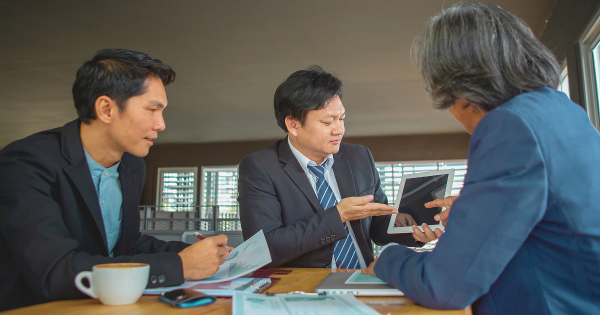 システム開発で頭を悩ませるサラリーマン